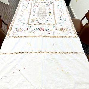 Vinage floral embroidered tablecloth